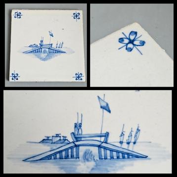Tegel in blauw-wit,  brug met spinnekop hoekmotieven  beschikbaar voor biedingen