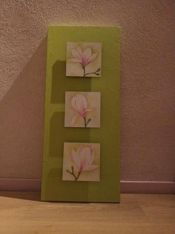 Groen schilderij met roze 3D bloemen beschikbaar voor biedingen