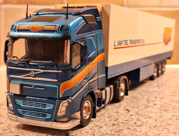VOLVO FH04 Globetrotter trekker met koeloplegger "L.v.Tiel", Hobby en Vrije tijd, Modelauto's | 1:50, Nieuw, Bus of Vrachtwagen