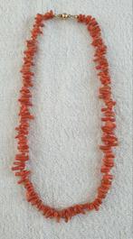 Antiek Vintage Bloedkoraal ketting met gouden sluiting., Sieraden, Tassen en Uiterlijk, Ophalen of Verzenden, Goud, Ketting, Met edelsteen