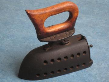 Antiek  kolenkachel  strijkijzer  met fraai houten handvat