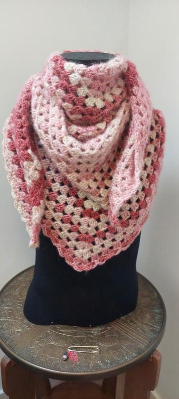 Heerlijk warm en zachte omslagdoek met glans gehaakt roze beschikbaar voor biedingen