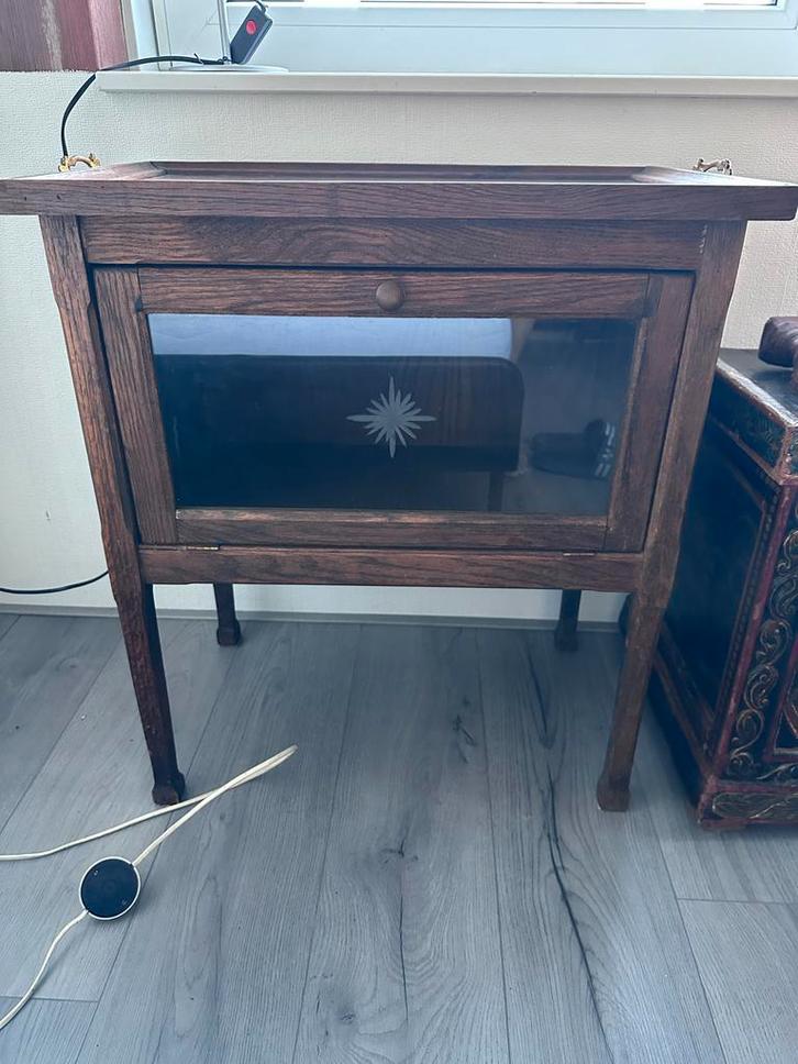 Vintage houten kastje met glazen deur, Huis en Inrichting, Tafels | Bijzettafels, Gebruikt, Rechthoekig, 45 tot 60 cm, Minder dan 55 cm