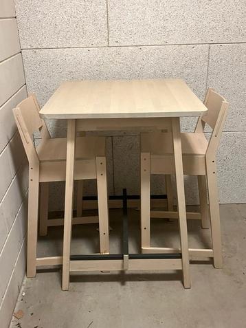 Nog een keurige staan tafel, inclusief twee stoelen beschikbaar voor biedingen