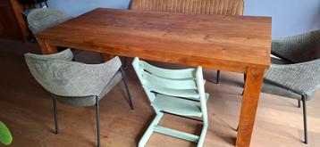 Robuuste, houten eettafel beschikbaar voor biedingen