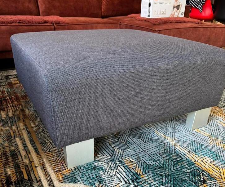 Hocker / Poef grijs – stevige voetenbank of salontafel, Huis en Inrichting, Banken | Voetenbanken en Poefen, Zo goed als nieuw