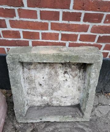 Oude trog van steen beschikbaar voor biedingen