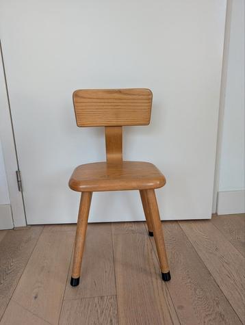 Vintage houten kinderstoeltje beschikbaar voor biedingen