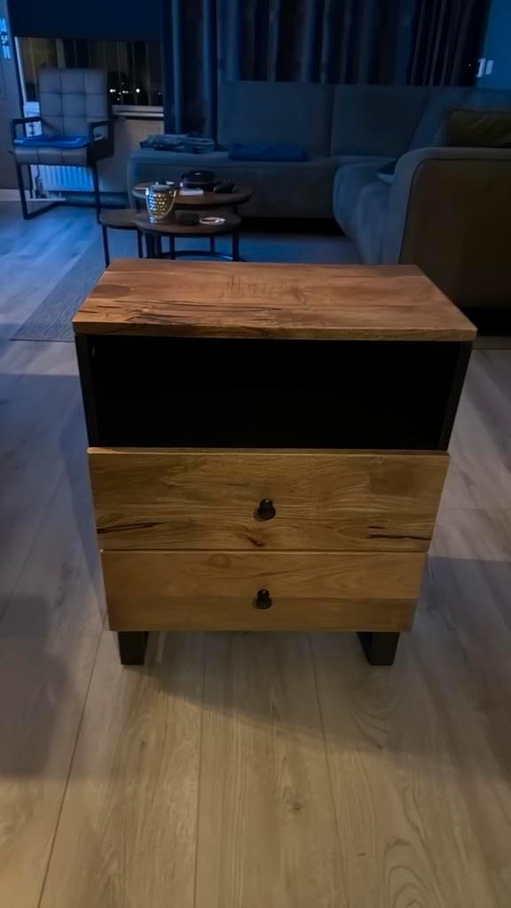 Nachtkast Mangohout, Huis en Inrichting, Slaapkamer | Nachtkastjes, Zo goed als nieuw, 55 tot 70 cm, 45 tot 65 cm, Hout, Ophalen