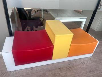 Bankje voor wachtkamer of school?