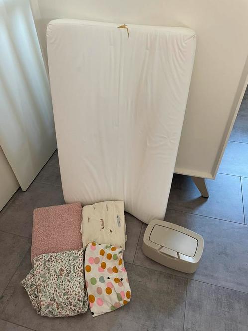Aankleedkussen met 4 hoezen en billendoekjesbox., Kinderen en Baby's, Badjes en Verzorging, Gebruikt, Aankleedkussen, Bébé-jou