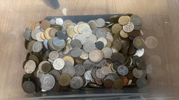 Bak met buitenlandse munten beschikbaar voor biedingen