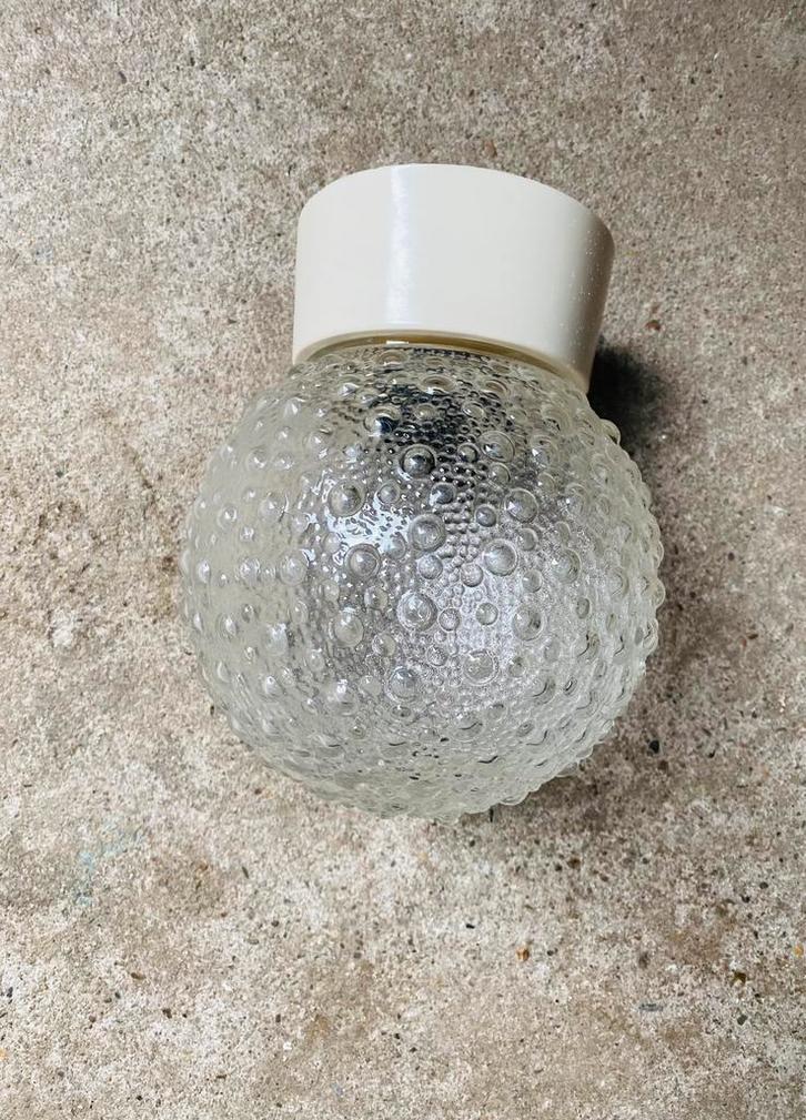 Relief glazen bolletje / plafondlamp , jaren 70, Huis en Inrichting, Lampen | Plafondlampen, Gebruikt, Glas, Kunststof, Ophalen of Verzenden