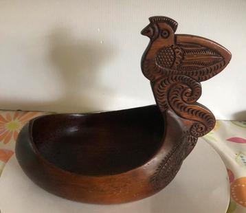 Houten schaal met kip beschikbaar voor biedingen