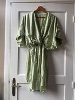 Lichtgroene jurk met klokrok, overslag en elastische taille, Kleding | Dames, Ophalen of Verzenden, Zo goed als nieuw, Onder de knie