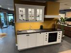 Landelijke showroom keuken met granieten werkblad, Ophalen, Wit, Dubbelwandige keuken, Hoogglans of Gelakt