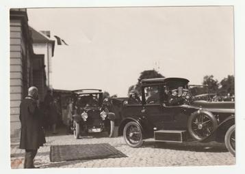 Oldtimers aankomst Koningin WIlhelmina te ? oude foto beschikbaar voor biedingen