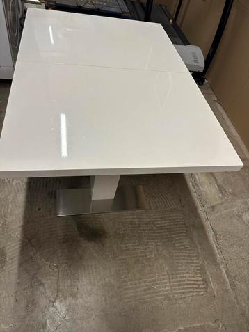 Hoogglans wit eettafel uitschuifbaar beschikbaar voor biedingen
