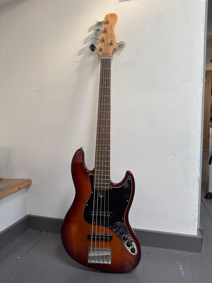 Sire Marcus Miller V3 5-snarige Bas, Muziek en Instrumenten, Snaarinstrumenten | Gitaren | Bas, Zo goed als nieuw, Elektrisch