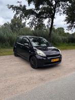 Daihatsu Sirion 1.0 51KW 2006 Zwart, Auto's, Voorwielaandrijving, Zwart, Handgeschakeld, 30 €/maand