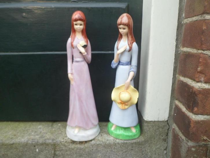 Vrouw / Meisje beeld beelden beeldjes aardewerk keramiek, Verzamelen, Beelden en Beeldjes, Zo goed als nieuw, Mens, Ophalen of Verzenden