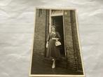Hengelo Vintage Foto van Vrouw voor Deur, ca. 1960, Gebruikt, Foto, Ophalen of Verzenden, 1940 tot 1960