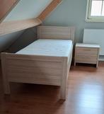 2x Eenpersoonsbed met nachtkastje, matras & lattenbodem, Ophalen, 90 cm, Eenpersoons, Beige