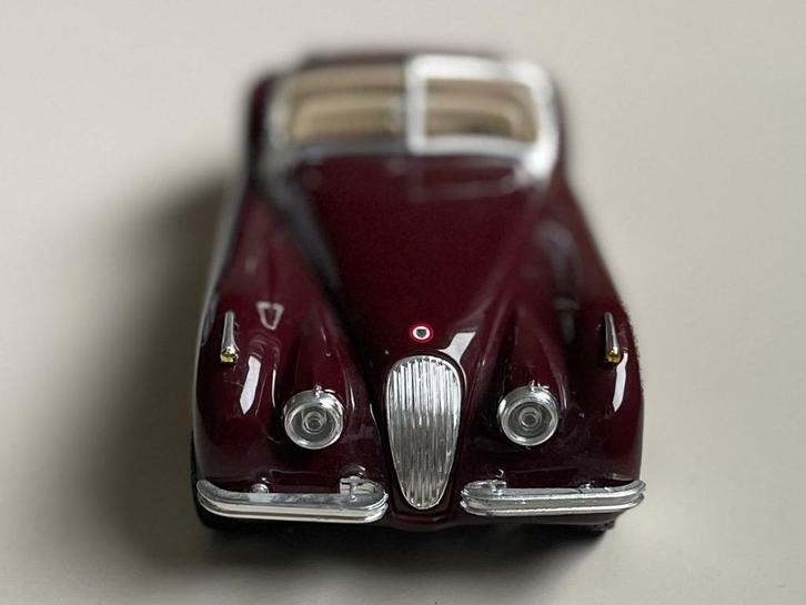 Jaguar Xk 120 Cabrio 1948 1:24 rood, Hobby en Vrije tijd, Modelauto's | 1:24, Zo goed als nieuw, Auto, Bburago, Ophalen of Verzenden