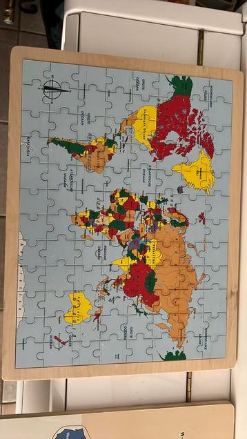 Houten puzzel hele aarde beschikbaar voor biedingen