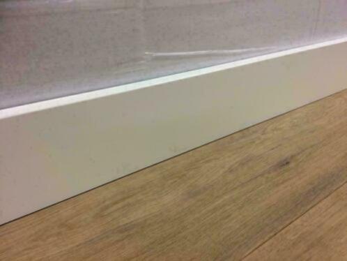 Rechte moderne MDF plinten 70 x 18 en 70 x 120 mm , RAL9010, Doe-het-zelf en Verbouw, Plinten en Afwerking, Ophalen of Verzenden