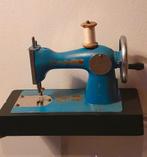 Oude kindernaaimachine  Ussr ca 1960, Antiek en Kunst, Antiek | Naaimachines, Verzenden