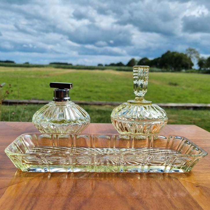 Limoengroen persglas kaptafelsetje, Antiek en Kunst, Antiek | Glas en Kristal, Ophalen of Verzenden