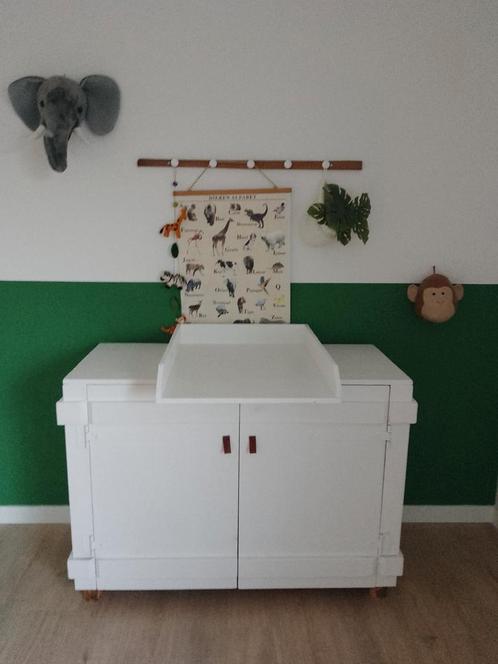Unieke handmade witte commode met afneembaar opzetstuk, Kinderen en Baby's, Kinderkamer | Complete kinderkamers, Zo goed als nieuw
