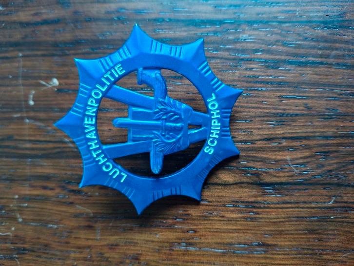 Oud origineel pet embleem Luchthavenpolitie Schiphol, Verzamelen, Militaria | Algemeen, Landmacht, Embleem of Badge, Nederland