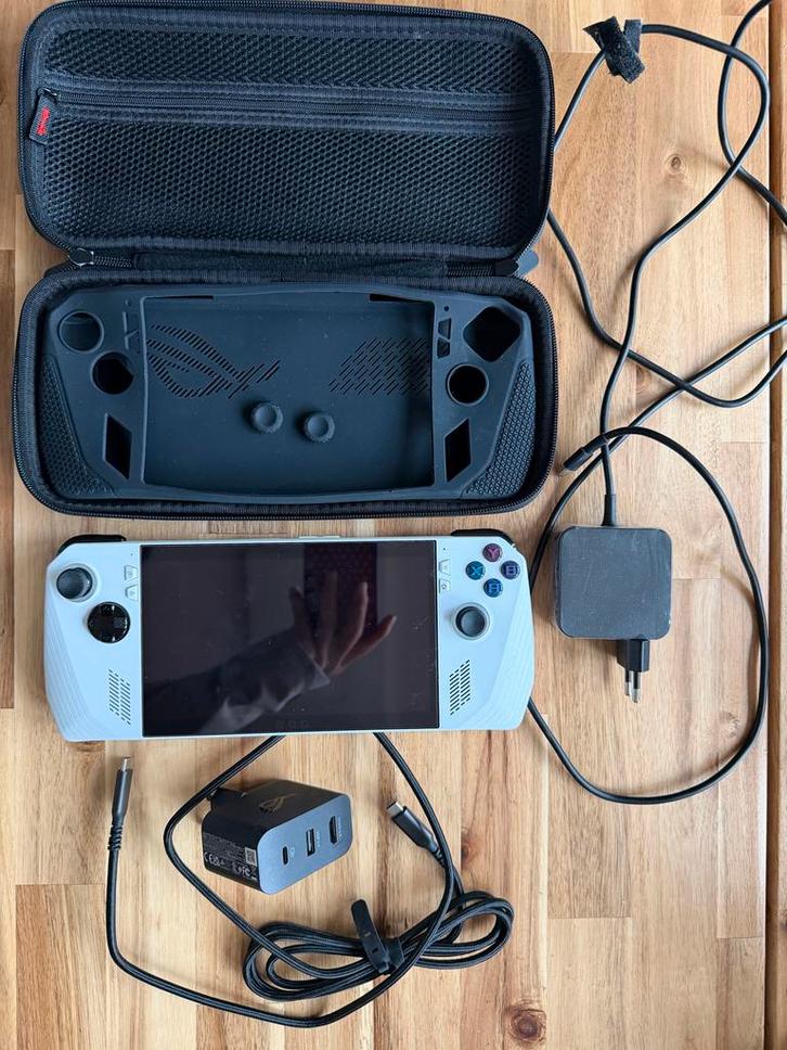 Asus ROG Ally z1 extreme and accessories, Spelcomputers en Games, Spelcomputers | Overige, Zo goed als nieuw, Ophalen of Verzenden