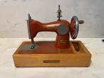 Antieke Sovjet kinder naaimachine (USSR / CCCP), Antiek en Kunst, Ophalen of Verzenden