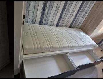Bed met opberg vakken