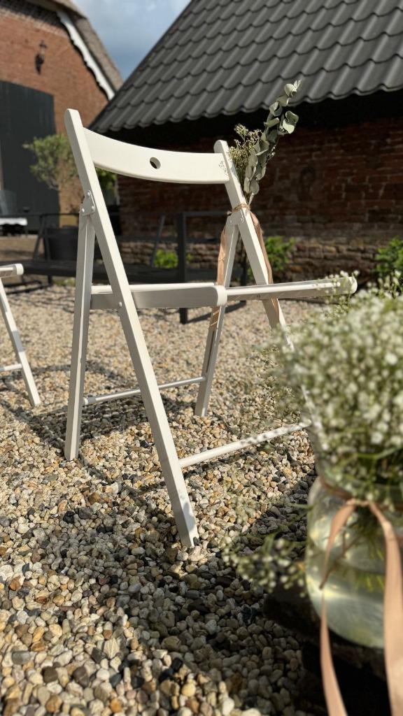 TE HUUR witte houten klapstoelen / ceremoniestoelen, Hobby en Vrije tijd, Feestartikelen | Verhuur, Nieuw, Geboorte of Huwelijk