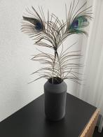 Stijlvolle Zwarte Vaas met Pauwenveren, Huis en Inrichting, Woonaccessoires | Vazen, Ophalen, Overige materialen, Zwart, Zo goed als nieuw