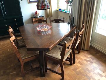 Houten Eettafel met Stoelen beschikbaar voor biedingen