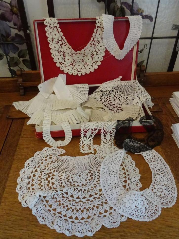 Antiek engels doosje,vol met kraagjes., Antiek en Kunst, Antiek | Kleden en Textiel, Ophalen of Verzenden