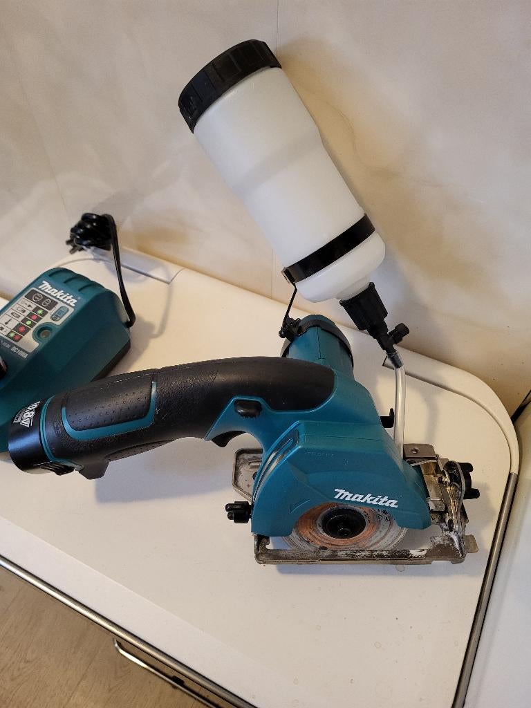 Makita elektrische Tegel - Glassnijder met lader, Ophalen of Verzenden, Zo goed als nieuw