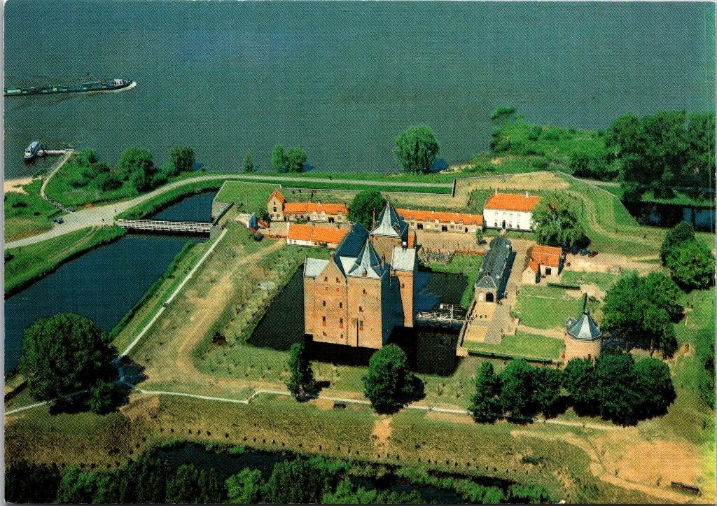Brakel - Slot Loevestein luchtopname, Verzamelen, Ansichtkaarten | Nederland, Verzenden, 1960 tot 1980, Ongelopen, Gelderland