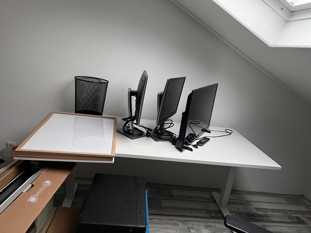 Elektrisch zit-sta bureau - Amper gebruikt, Huis en Inrichting, Bureaus, Ophalen, Zit-sta bureau, Elektrisch, Zo goed als nieuw