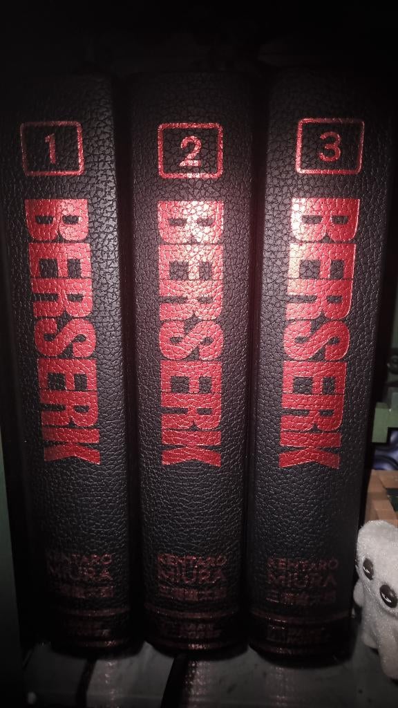 Berserk deluxe edition Volume 1-3, Boeken, Meerdere stripboeken, Ophalen, Zo goed als nieuw