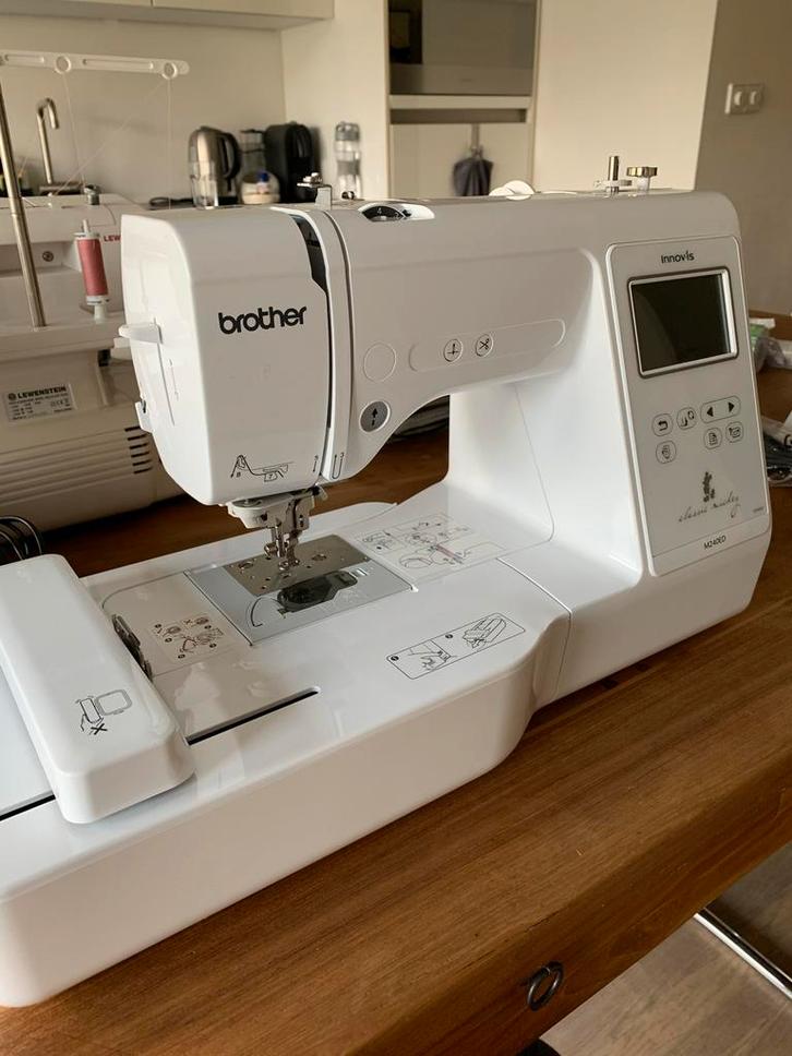 Brother Innov-is M240ED Naai- en Borduurmachine, Hobby en Vrije tijd, Naaimachines en Toebehoren, Zo goed als nieuw, Naaimachine