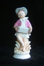 Mooi nostalgisch beeldje jongen met een harmonica, Ophalen of Verzenden, Zo goed als nieuw, Mens