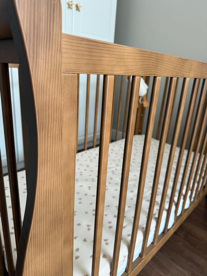 Baby Novi Walnut Ledikant - Stevig en Stijlvol, Kinderen en Baby's, Babywiegjes en Ledikanten, Gebruikt, Ledikant, Ophalen