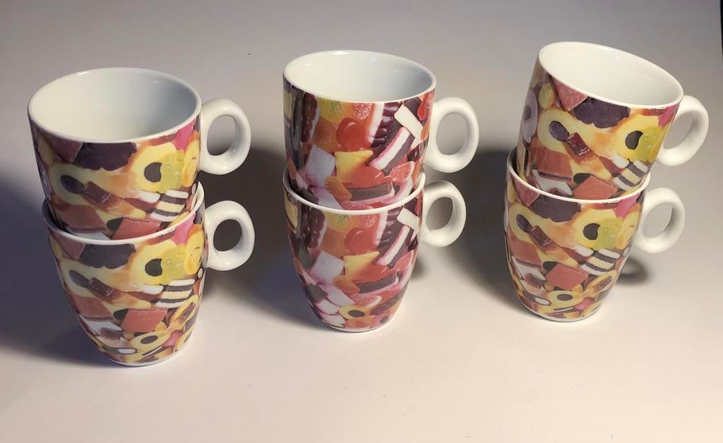 Zes koffiekopjes met grapoig snoep motief erop, Ophalen of Verzenden, Zo goed als nieuw, Overige stijlen, Kop(pen) en/of Schotel(s)