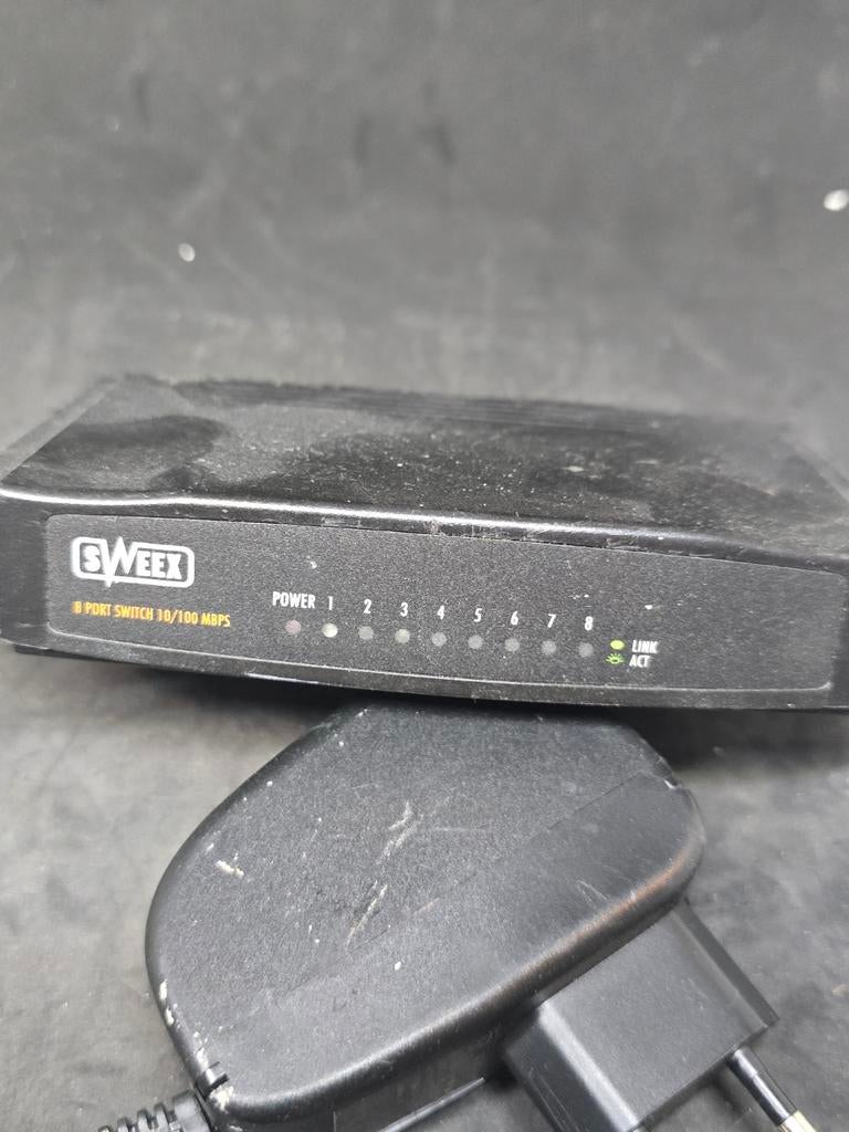 Sweex SW008 8-poorts switch 10/100 Mbps, Computers en Software, Netwerk switches, Ophalen of Verzenden